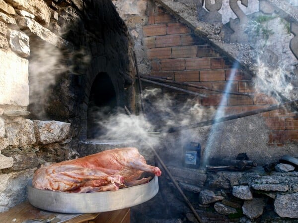 Λαμπριάτης, πάτουδο, βυζάντι ή οφτό, το γεμιστό κατσίκι είναι ατόφια η γεύση του Πάσχα στο Αιγαίο