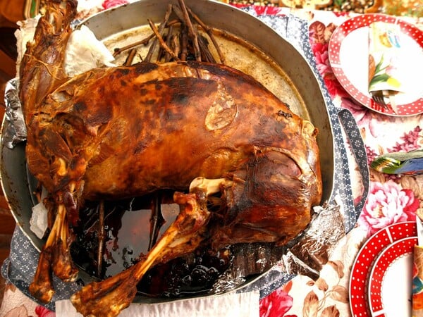 Λαμπριάτης, πάτουδο, βυζάντι ή οφτό, το γεμιστό κατσίκι είναι ατόφια η γεύση του Πάσχα στο Αιγαίο