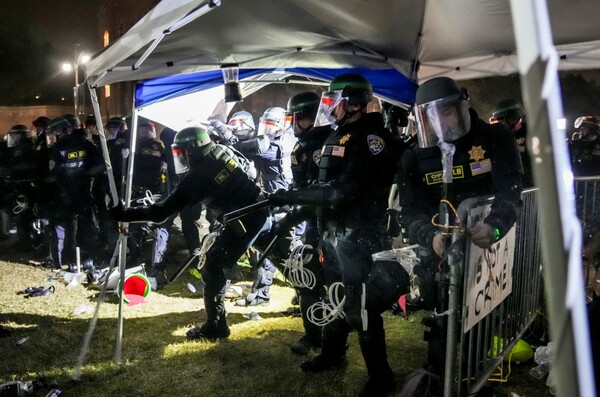 ΗΠΑ: Πλαστικές σφαίρες, κρότου λάμψεις και πάνω από 132 συλλήψεις φιλοπαλαιστίνιων διαδηλωτών στο UCLA