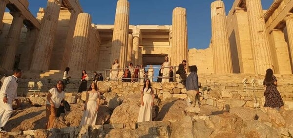 Ακρόπολη: Πληροφορίες για παραίτηση του αρχιφύλακα που επέτρεψε την είσοδο στο γκρουπ με τις χαλμύδες