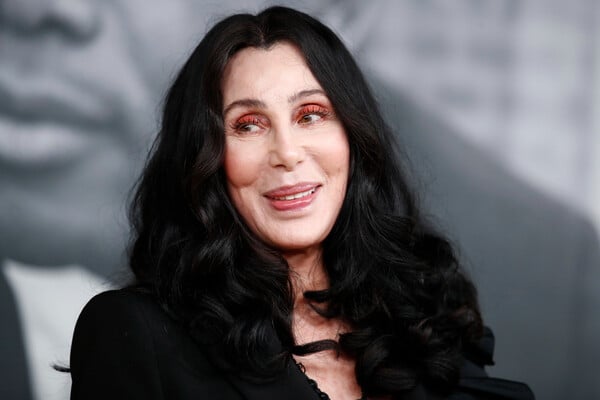 Cher: Βγαίνω με μικρότερους γιατί οι άνδρες στην ηλικία μου είναι «πεθαμένοι»