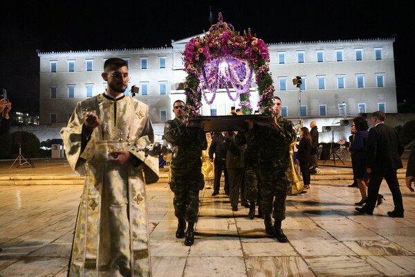 Ολοκληρώθηκε η περιφορά του Επιταφίου στο κέντρο της Αθήνας