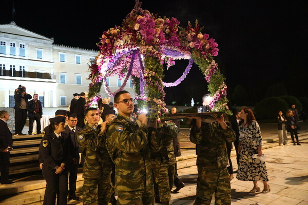 Ολοκληρώθηκε η περιφορά του Επιταφίου στο κέντρο της Αθήνας