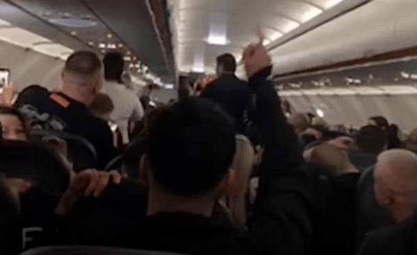 Αναγκαστική προσγείωση στο Ηράκλειο: Η στιγμή που κατεβάζουν από αεροσκάφος ζευγάρι που προκαλούσε προβλήματα