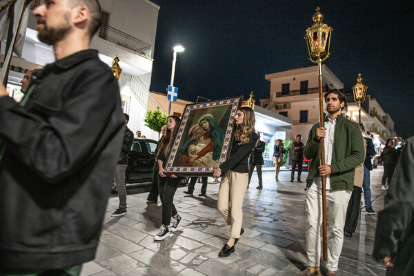 Ο Επιτάφιος της Τήνου μπαίνει στην θάλασσα για όλους όσους έχουν χαθεί σε αυτήν