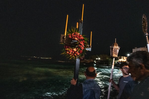 Ο Επιτάφιος της Τήνου μπαίνει στην θάλασσα για όλους όσους έχουν χαθεί σε αυτήν