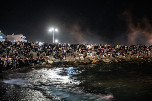 Ο Επιτάφιος της Τήνου μπαίνει στην θάλασσα για όλους όσους έχουν χαθεί σε αυτήν