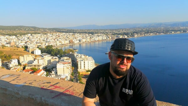 «Νιώθω ευλογημένος που περνώ τα καλοκαίρια μου στο Λουτράκι»