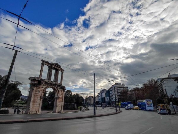 Ο καιρός σήμερα: Μεγάλο Σάββατο με νεφώσεις και βροχές 