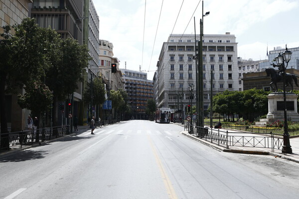 H post apocalyptic Αθήνα του Πάσχα - Άδειοι οι δρόμοι και οι πλατείες της πόλης 