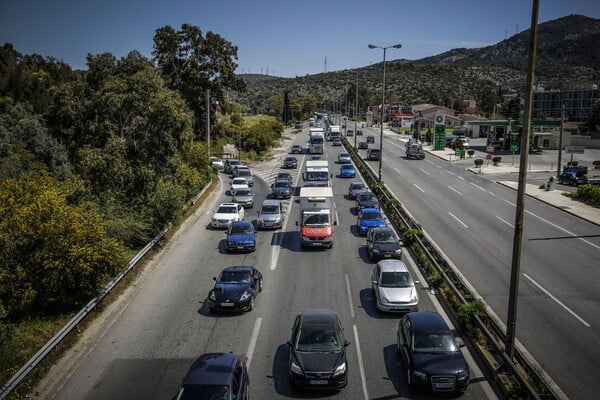 Συνεχίζεται η ταλαιπωρία για τους εκδρομείς- Ιδιαίτερα αυξημένη η κίνηση στην Εθνική οδό Αθηνών-Κορίνθου