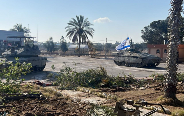 Ο ισραηλινός στρατός επιβεβαιώνει ότι κατέλαβε την παλαιστινιακή πλευρά του περάσματος στη Ράφα