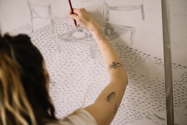 CHECK H Anouk από το Λος Άντζελες κάνει τα ωραιότερα hand poke tattoos στο Κουκάκι