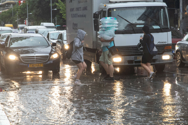Θεσσαλονίκη: Επέλαση της κακοκαιρίας με βροχή και χαλάζι στο κέντρο της πόλης