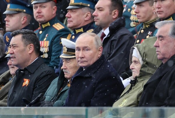 «Ημέρα της Νίκης»: Απειλές Πούτιν στη Δύση σε μια απρόσμενα λιτή στρατιωτική παρέλαση