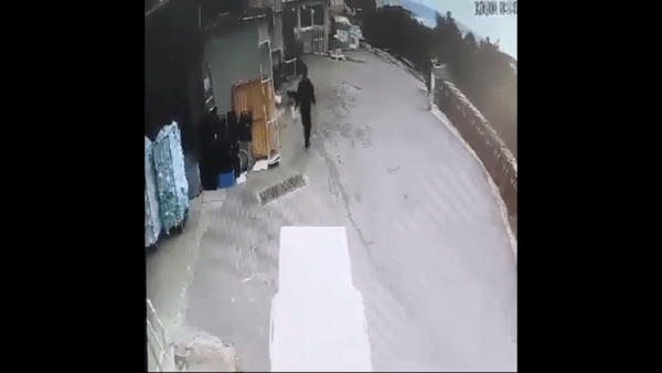 Βραυρώνα: Ανατιχιαστικό βίντεο κατέγραψε τον πατέρα να πετά το νεκρό βρέφος στα σκουπίδια