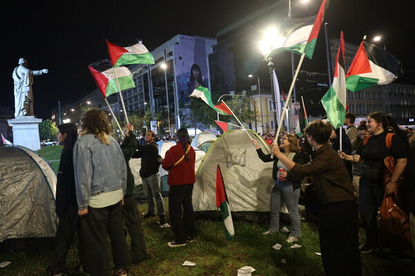 Ξεκίνησε η ολονύχτια αλληλεγγύη στην Παλαιστίνη στα Προπύλαια