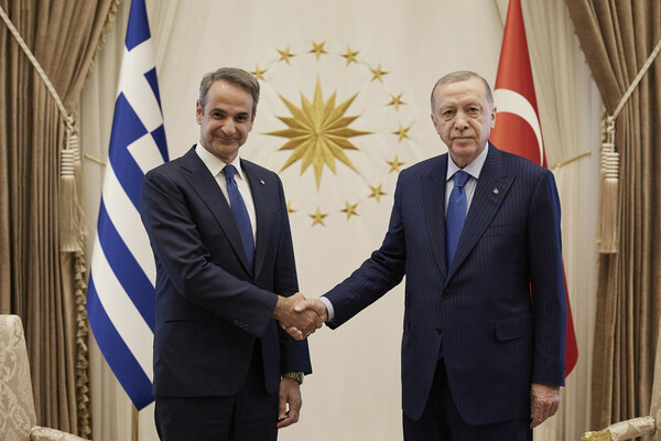 Στα σκαλιά υποδέχτηκε τον Μητσοτάκη ο Ερντογάν