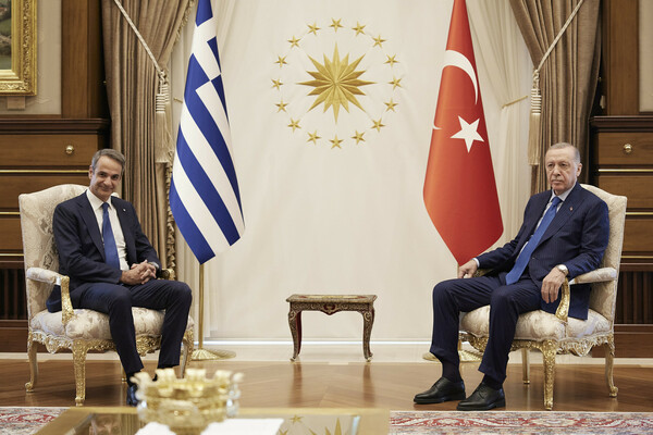Στα σκαλιά υποδέχτηκε τον Μητσοτάκη ο Ερντογάν