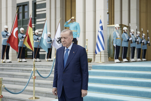 Στα σκαλιά υποδέχτηκε τον Μητσοτάκη ο Ερντογάν