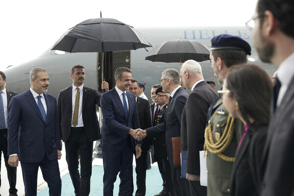 Στα σκαλιά υποδέχτηκε τον Μητσοτάκη ο Ερντογάν