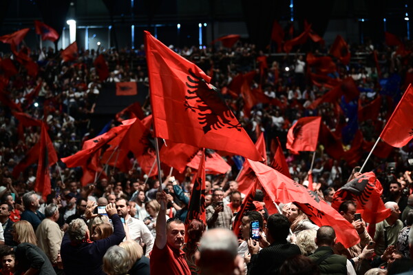 Αλβανικός αετός αντί των συμβόλων του Σοσιαλιστικού Κόμματος 