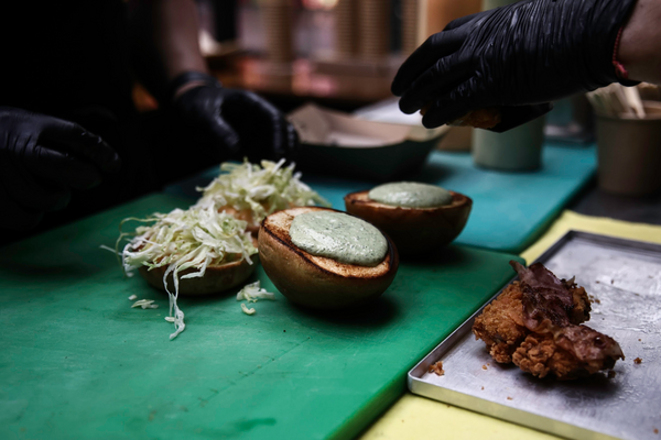 Γαμοπίλαφο με yuzu, mushroom melt και μπέργκερ με μαγιονέζα τηγανητού αυγού στο Athens Street Food Festival