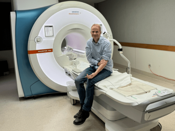 Αυστραλός γιατρός που εφάρμοσε δική του πρωτοποριακή θεραπεία παραμένει χωρίς καρκίνο ύστερα από έναν χρόνο
