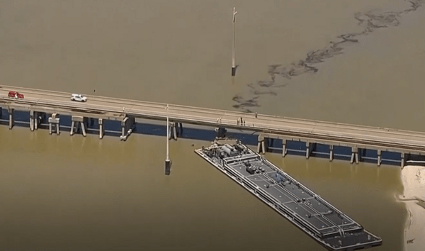Τέξας: Φορτηγό πλοίο προσέκρουσε σε γέφυρα – Φόβοι για πετρελαιοκηλίδα