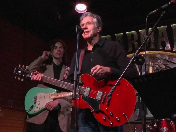 Ο Άντονι Μπλίνκεν έπαιξε κιθάρα σε μπαρ του Κιέβου - Το τραγούδι που επέλεξε