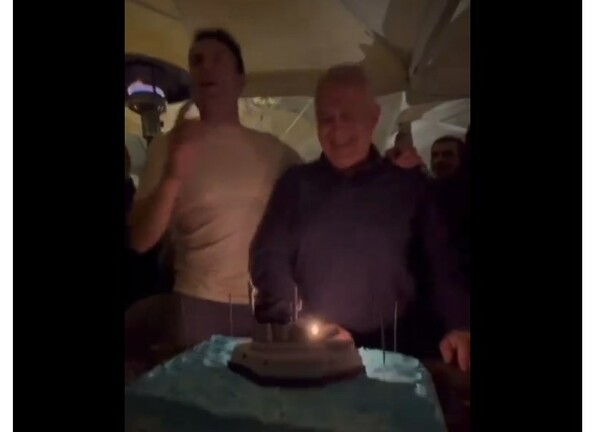 Ναύαρχος Αποστολάκης: Γενέθλια-έκπληξη με τούρτα–υποβρύχιο οργάνωσαν στον ΣΥΡΙΖΑ 