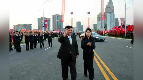 Βόρεια Κορέα: Ο Κιμ Γιονγκ Ουν με την κόρη του στα εγκαίνια νέου κτιριακού συγκροτήματος της Πιονγκγιάνγκ