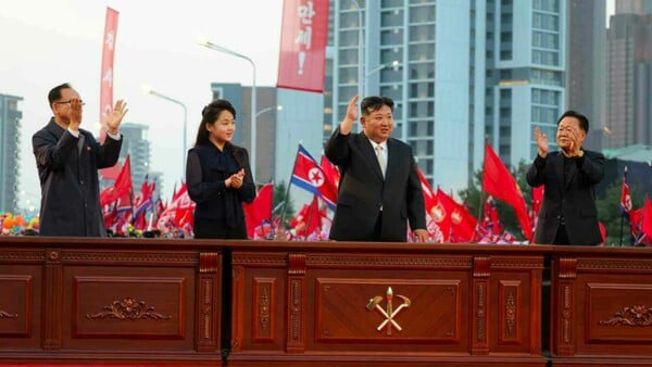 Βόρεια Κορέα: Ο Κιμ Γιονγκ Ουν με την κόρη του στα εγκαίνια νέου κτιριακού συγκροτήματος της Πιονγκγιάνγκ