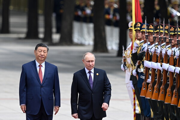 Στο Πεκίνο ο Πούτιν – Θερμή υποδοχή από τον Σι Τζινπινγκ