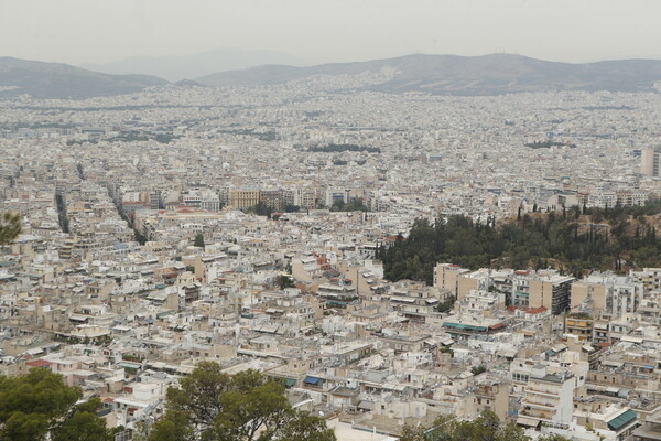 Εικόνες από το νέο κύμα αφρικανική σκόνης στην Αθήνα