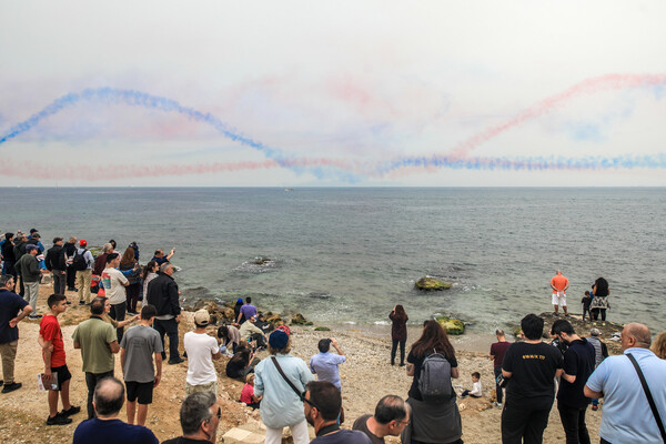 «Red Arrows»: Η εντυπωσιακή επίδειξη από τα αεροσκάφη της Βρετανικής Βασιλικής Αεροπορίας με φόντο την αφρικανική σκόνη