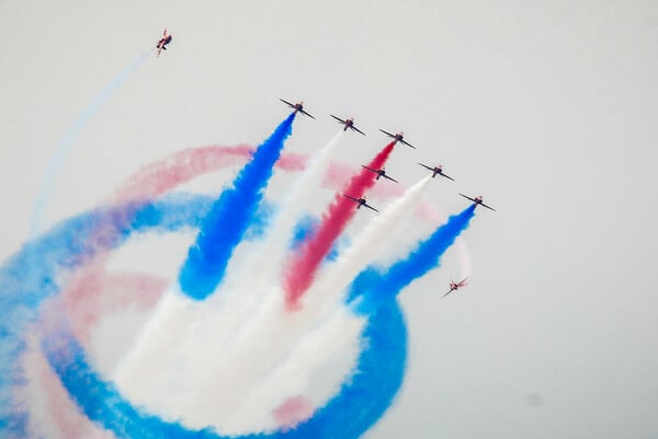 «Red Arrows»: Η εντυπωσιακή επίδειξη από τα αεροσκάφη της Βρετανικής Βασιλικής Αεροπορίας με φόντο την αφρικανική σκόνη