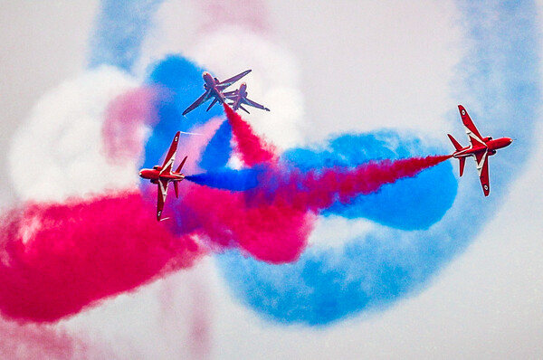 «Red Arrows»: Η εντυπωσιακή επίδειξη από τα αεροσκάφη της Βρετανικής Βασιλικής Αεροπορίας με φόντο την αφρικανική σκόνη