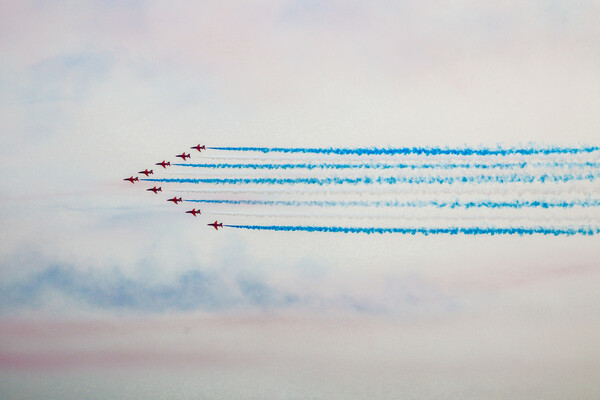 «Red Arrows»: Η εντυπωσιακή επίδειξη από τα αεροσκάφη της Βρετανικής Βασιλικής Αεροπορίας με φόντο την αφρικανική σκόνη