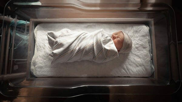 Κόρινθος: Γυναίκα γέννησε στο προαύλιο του νοσοκομείου επειδή δεν πρόλαβε