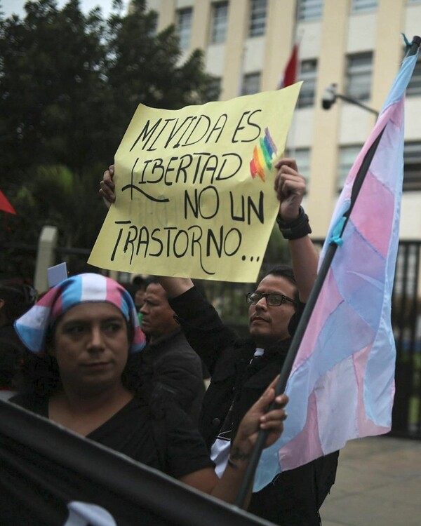 Περού: Νέος νόμος που χαρακτηρίζει τα τρανς άτομα ως ψυχικά ασθενή προκάλεσε θύελλα αντιδράσεων