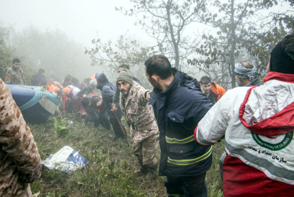 Εμπραχίμ  Ραϊσί: Βίντεο με την στιγμή που οι διασώστες εντοπίζουν το διαλυμένο ελικόπτερο και ξεσπούν σε κλάματα