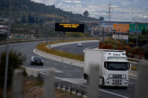 Σύγκρουση βυτιοφόρου με φορτηγό στην Αθηνών-Κορίμθου- Μεγάλο μποτιλιάρισμα στο σημείο