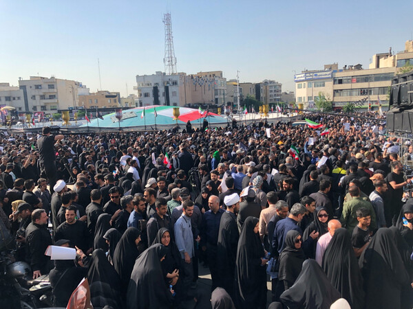 Χιλιάδες Ιρανοί στους δρόμους της Τεχεράνη για τον τελευταίο φόρο τιμής στον Ραϊσί