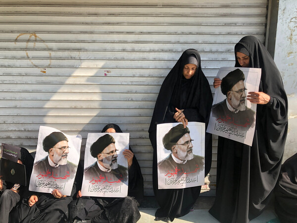 Χιλιάδες Ιρανοί στους δρόμους της Τεχεράνη για τον τελευταίο φόρο τιμής στον Ραϊσί