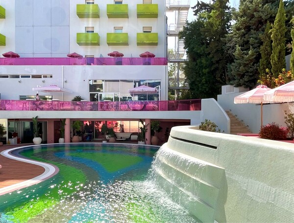 Το Semiramis καλωσορίζει το καλοκαίρι 2024 με το opening της ανανεωμένης πισίνας του