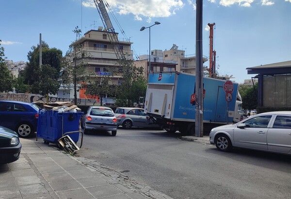 Παράνομη στάθμευση: Πώς βάζει φρένο στη λειτουργία της πόλης