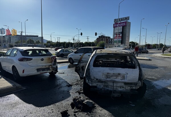 Θεσσαλονίκη: Στις φλόγες ΙΧ έξω από εμπορικό κέντρο- Κίνδύνευσε ο οδηγός