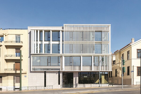 Η A&M ARCHITECTS επαναπροσδιορίζει τον αρχιτεκτονικό ορίζοντα της Αθήνας αναβιώνοντας ένα κτίριο γραφείων γύρω από το ιστορικό κέντρο