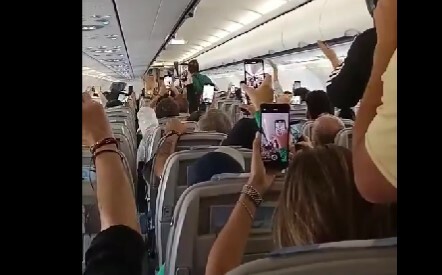 O Πρωταθλητής Ευρώπης Παναθηναϊκός στο αεροπλάνο της επιστροφής με συνθήματα και τραγούδια